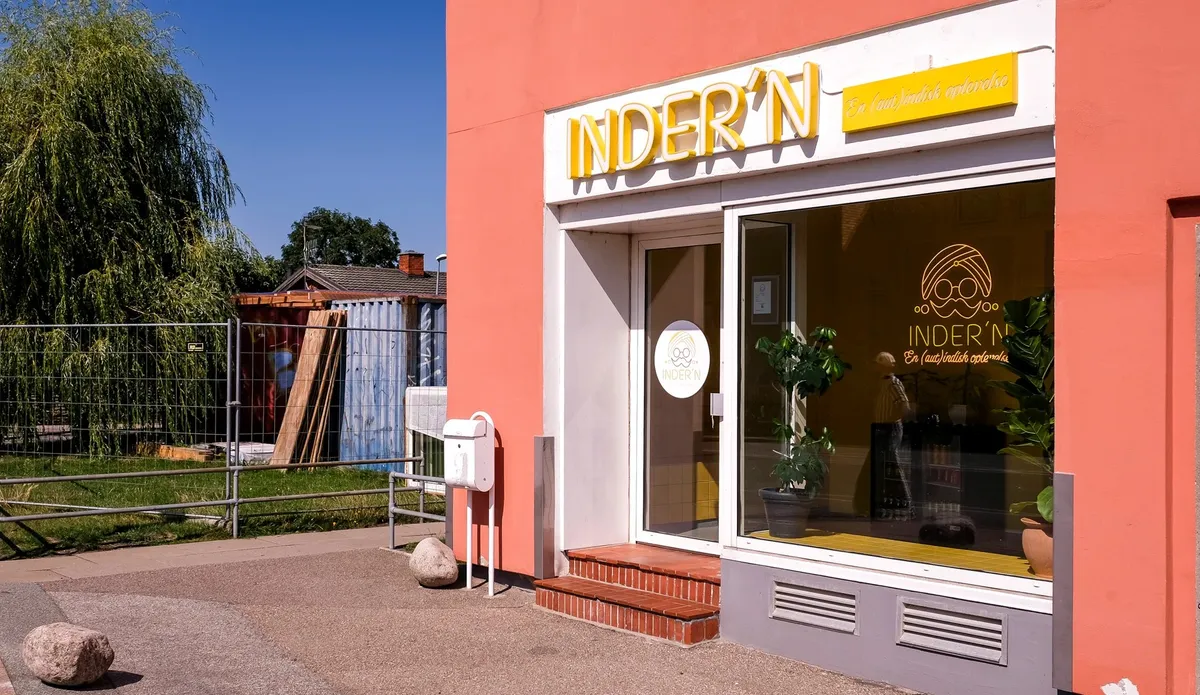 Inder’n storefront and entrance at Sirgræsvej 4 in Kastrup